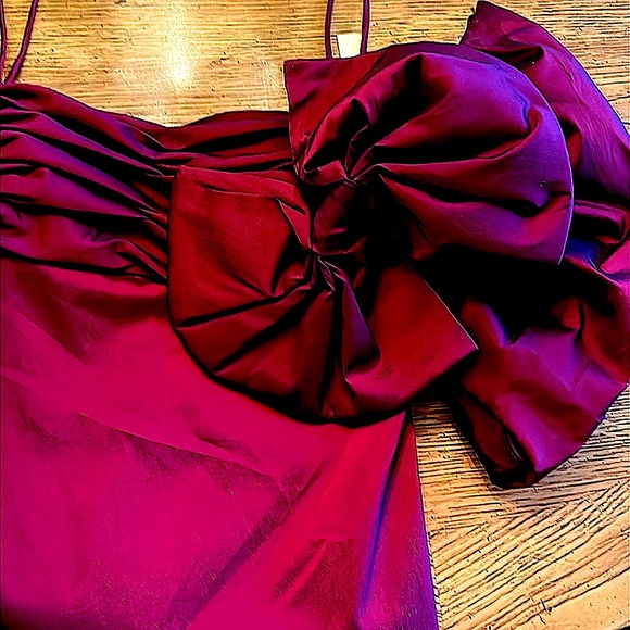 NWTStunningMaxiIssueNewYorkGownSpaghettiStrapsPuffedSleeves.Merlot.HeadTurnig.8 - Picture 3 of 17